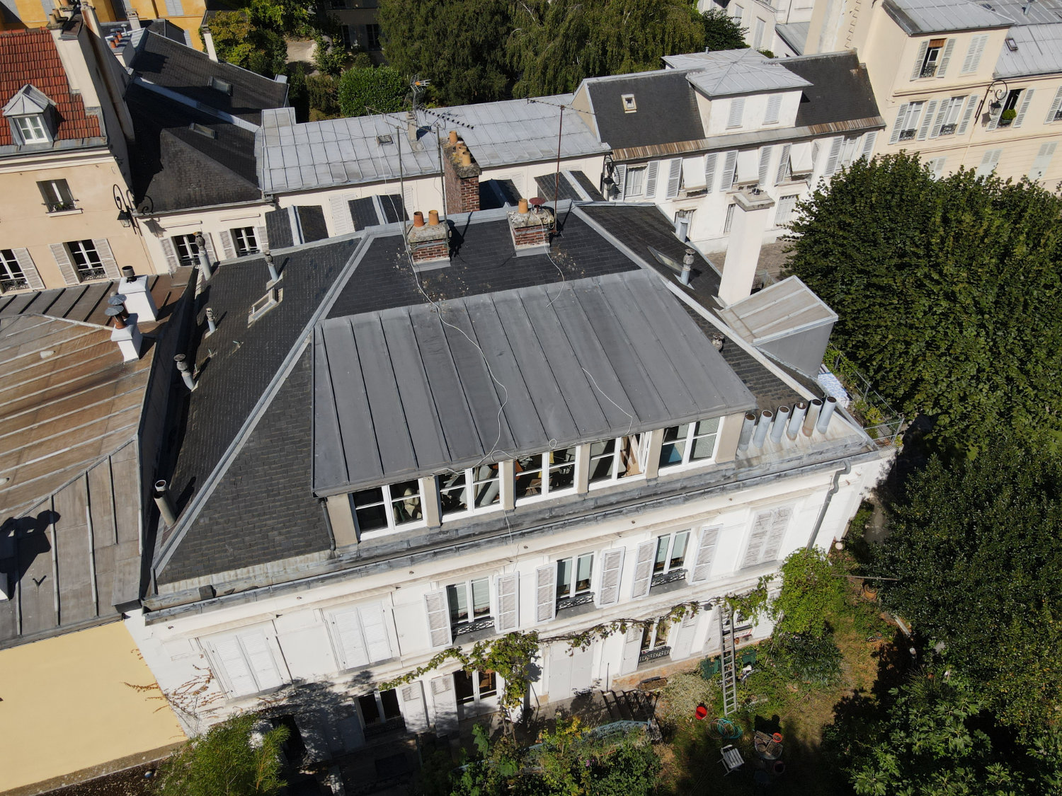 Photo de la façade sur jardin illustrant la dégradation de la couverture d'une copropriété.