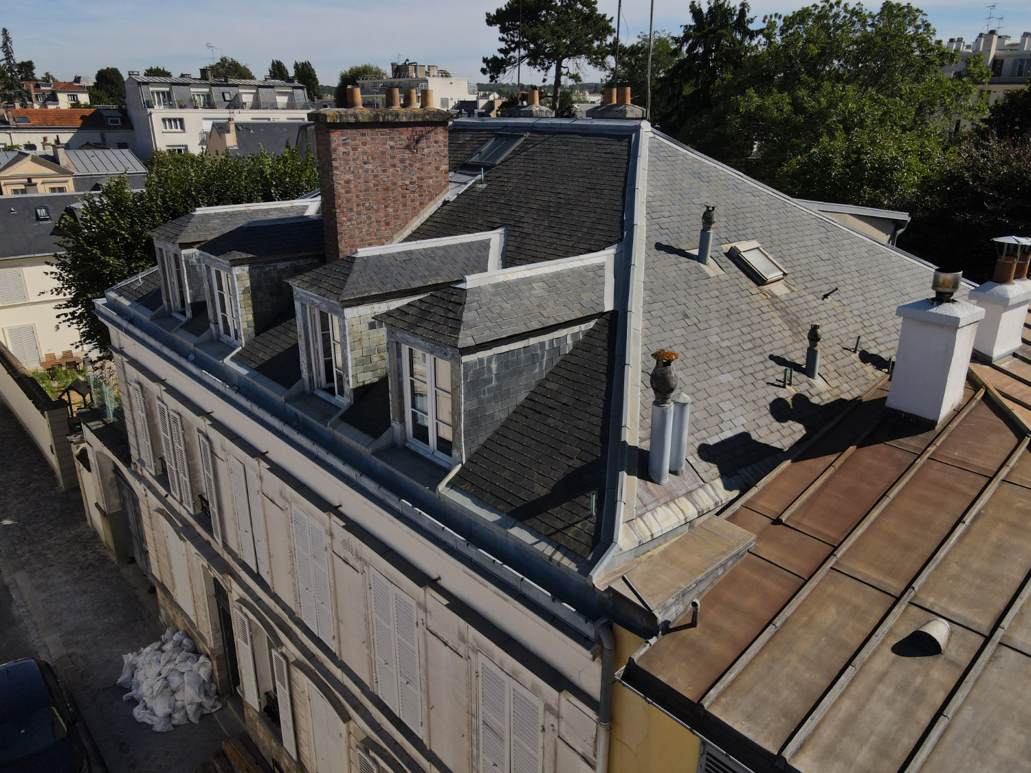 Photo de la façade sur rue illustrant la dégradation de la couverture d'une copropriété.